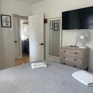 Homestay Clearbrooke Gem- Bright Private Bedroom Close To Yyz, Toronto