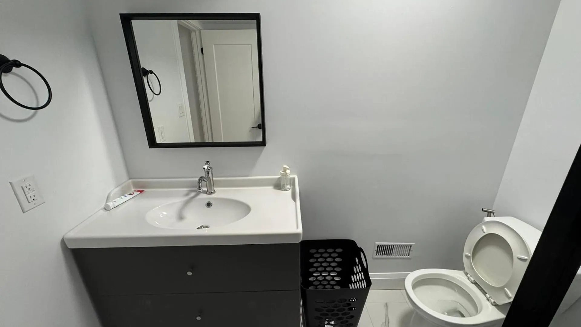 Spacious Room03, Airport, Free Pkg, Sep Entrance, New Reno, Shared Bathroom Toronto Kanada