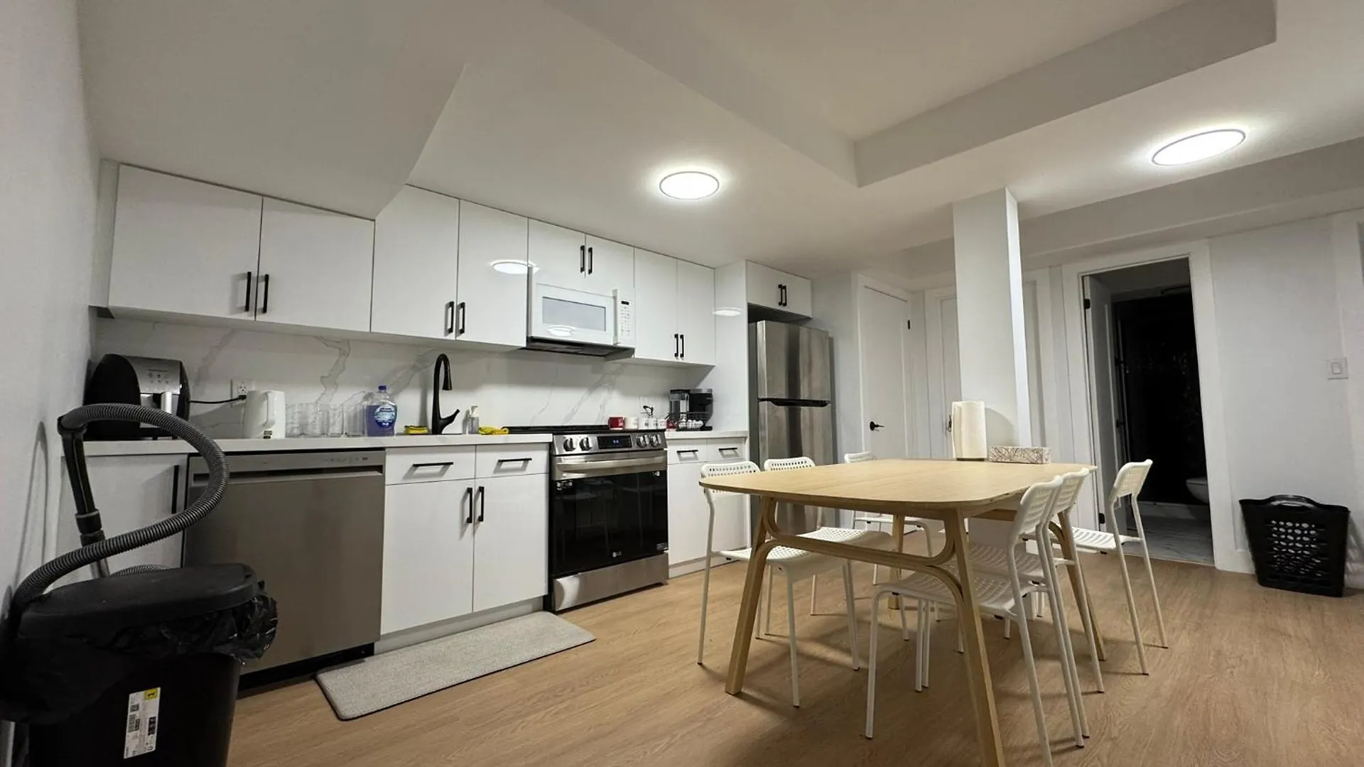 Spacious Room03, Airport, Free Pkg, Sep Entrance, New Reno, Shared Bathroom Toronto