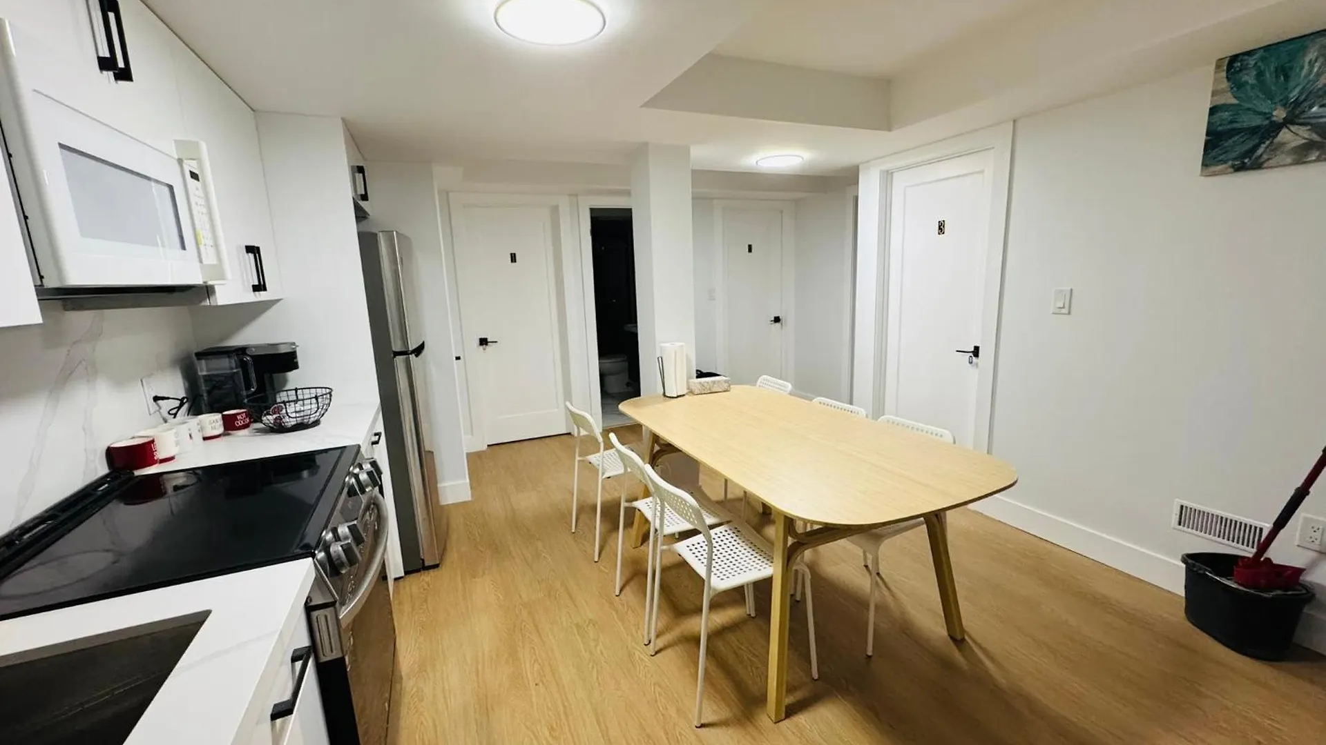 Apartment Spacious Room03, Airport, Free Pkg, Sep Entrance, New Reno, Shared Bathroom Toronto