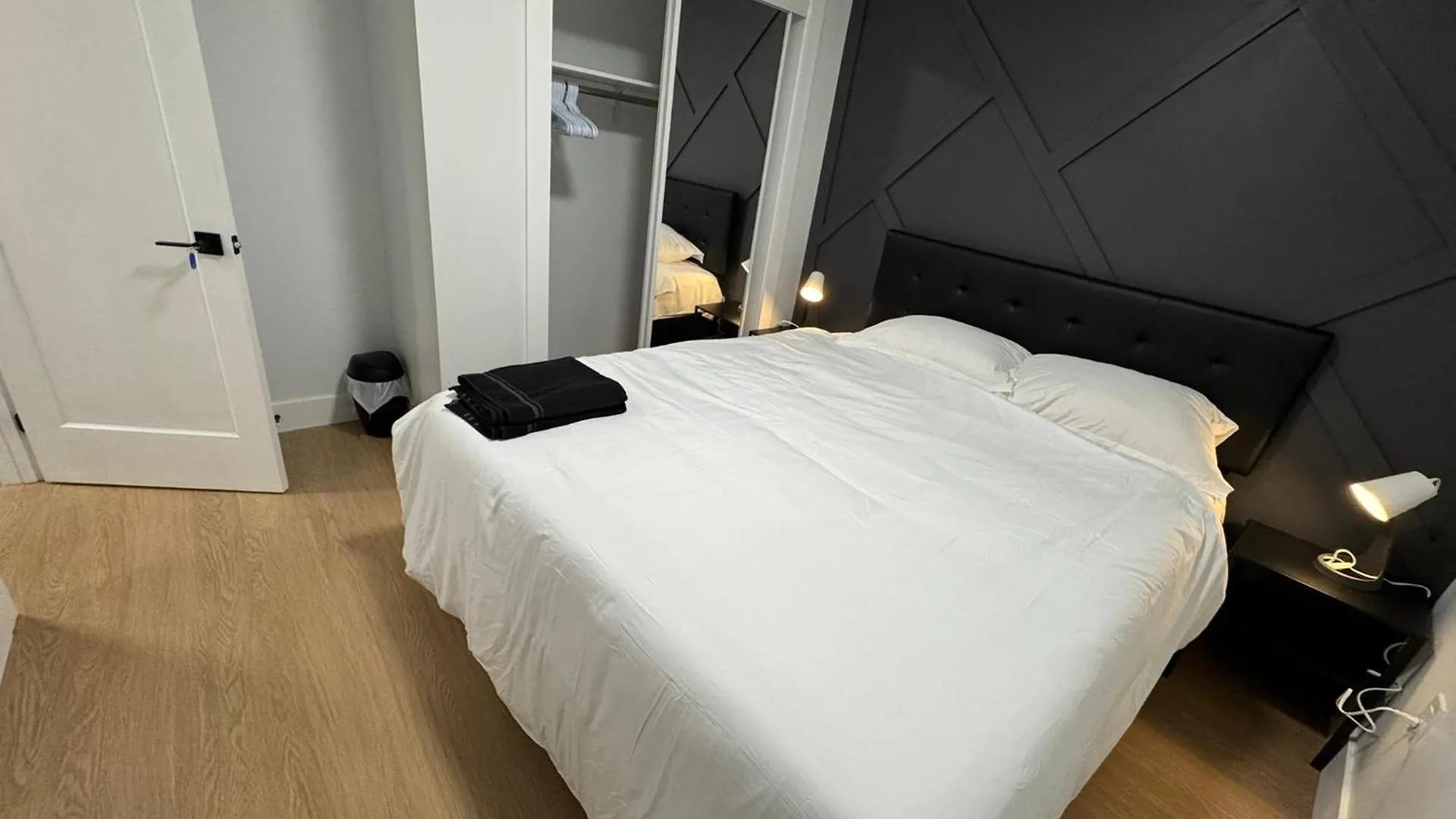Spacious Room03, Airport, Free Pkg, Sep Entrance, New Reno, Shared Bathroom Toronto