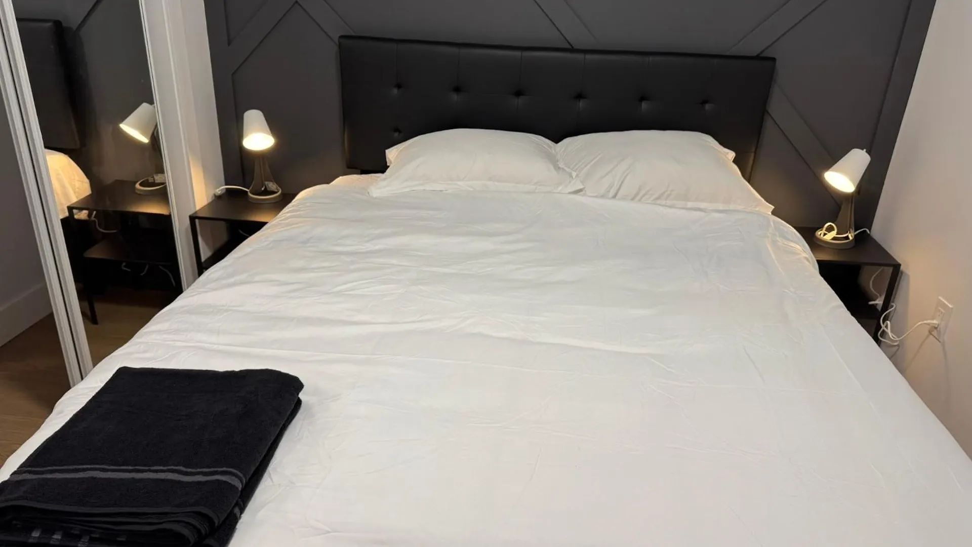 Apartment Spacious Room03, Airport, Free Pkg, Sep Entrance, New Reno, Shared Bathroom Toronto Canada