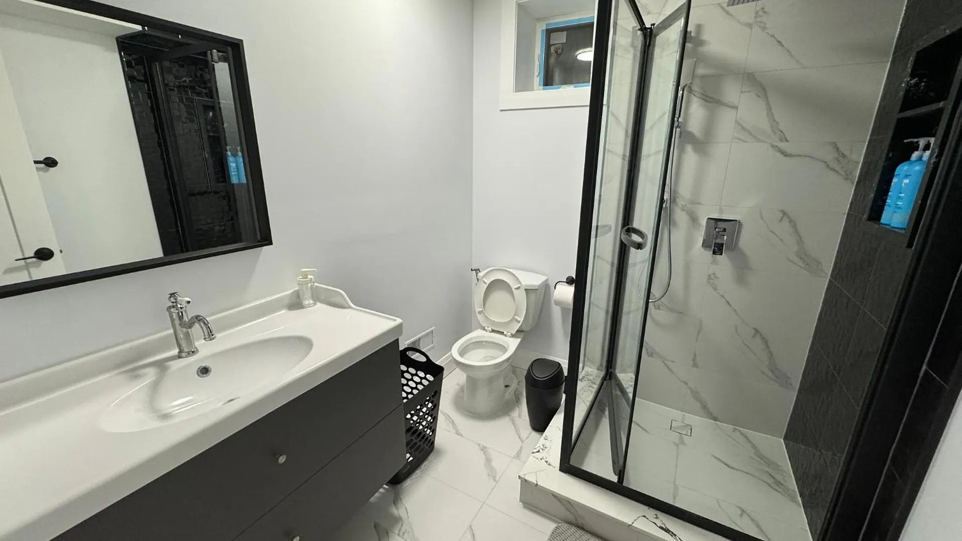 Spacious Room03, Airport, Free Pkg, Sep Entrance, New Reno, Shared Bathroom Toronto
